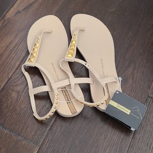 Neutral rubber thong sandlas